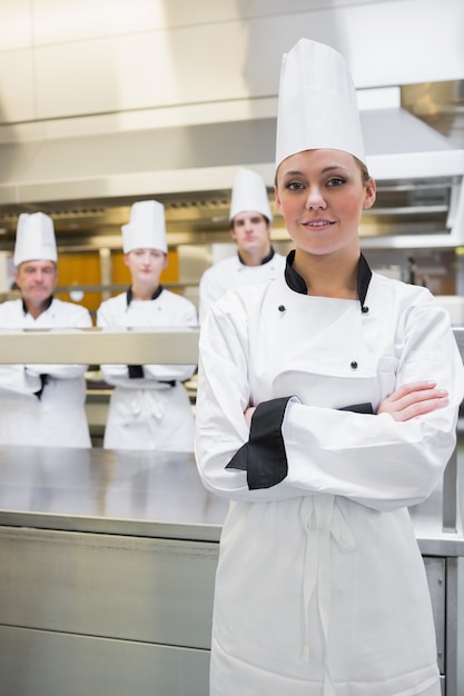 Chef souriant aux bras croisés