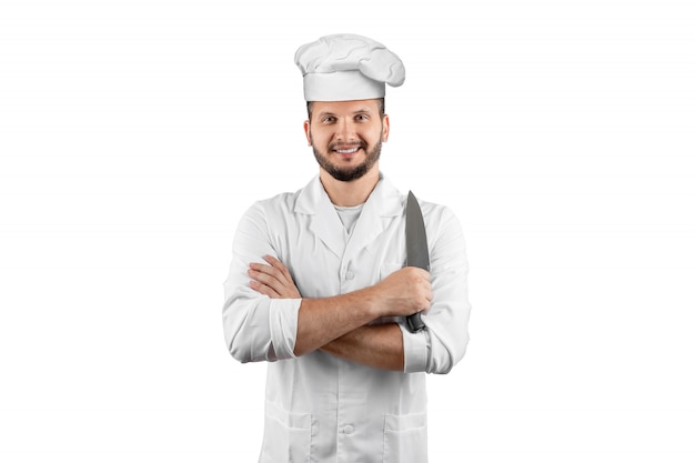 chef souriant dans un chapeau tenant un couteau sur un fond blanc