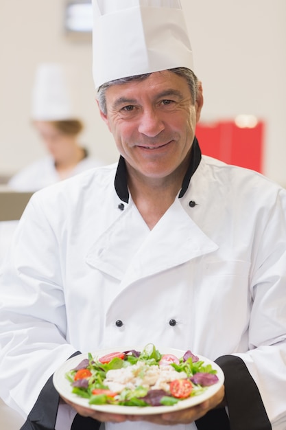 Chef souriant montrant sa salade