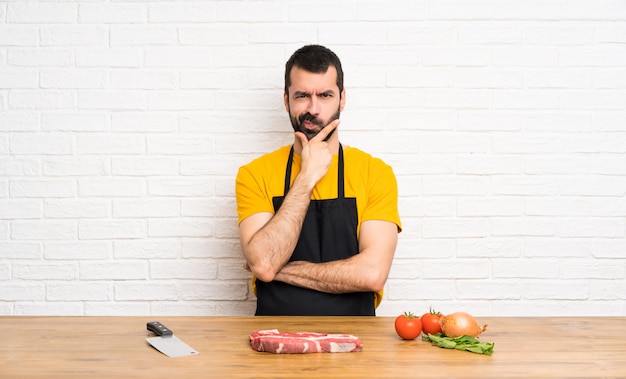 Chef tenant dans une pensée de cuisine