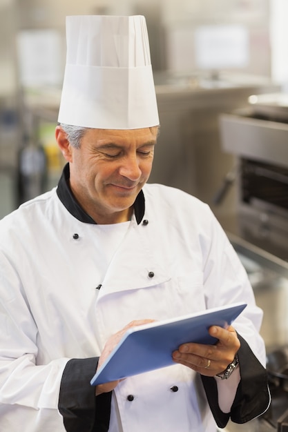 Chef touchant sa tablette numérique