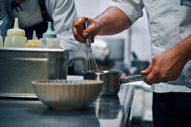 Chef travaillant dans une cuisine professionnelle