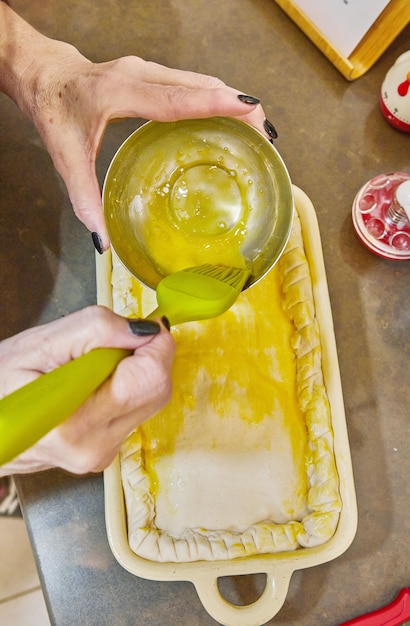 Le chef trempe un œuf sur un soufflé à base de pommes de terre françaises courgettes chou-fleur et fromage jaune