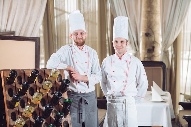 Chefs avec des bouteilles de vin