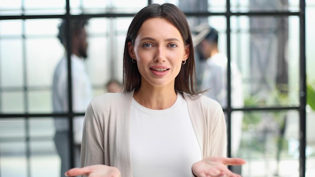 Chefs d'entreprise professionnels souriants et portrait d'équipe de groupe d'employés