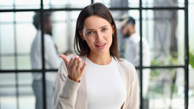 Chefs d'entreprise professionnels souriants et portrait d'équipe de groupe d'employés