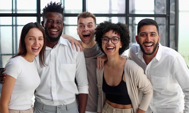 Chefs d'entreprise professionnels souriants et portrait d'équipe de groupe d'employés