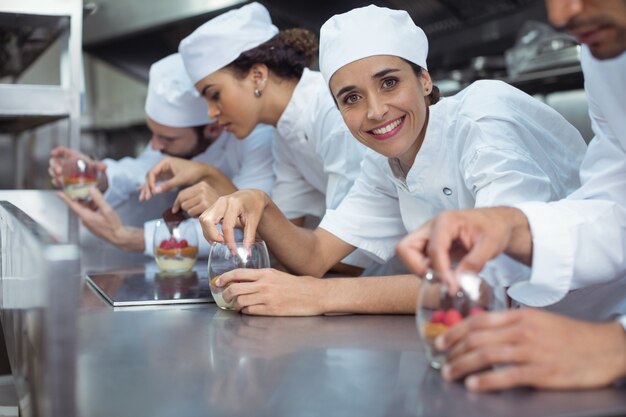 Chefs finition dessert en verre au restaurant