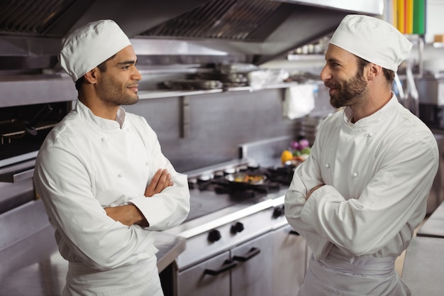 Chefs interagissant les uns avec les autres dans la cuisine