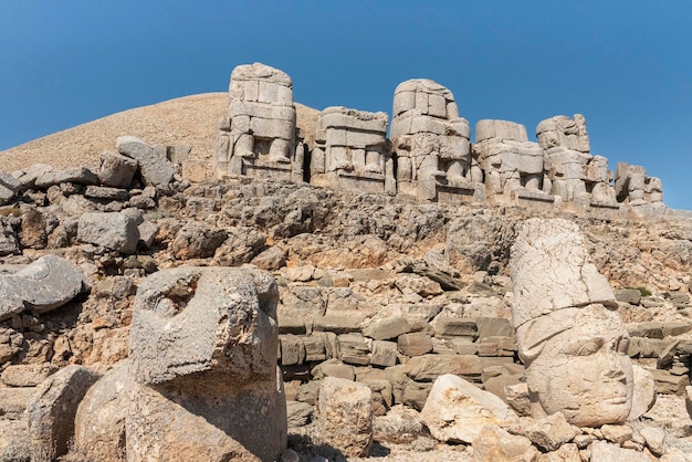 Photo chefs de montagne nemrut des dieux et des rois du royaume de commagène au patrimoine mondial de l'unesco