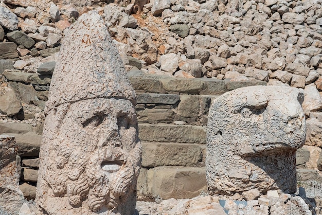 Chefs de montagne Nemrut des dieux et des rois du royaume de Commagène au patrimoine mondial de l'UNESCO