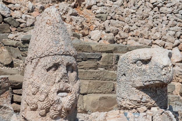 Photo chefs de montagne nemrut des dieux et des rois du royaume de commagène au patrimoine mondial de l'unesco