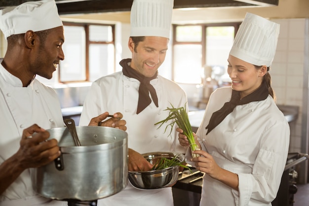 Photo chefs parler tout en préparant la nourriture