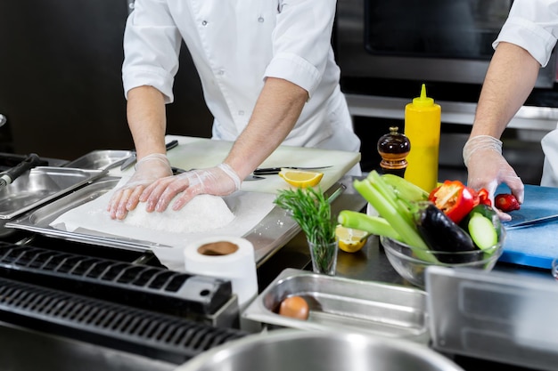 Photo les chefs préparent les repas dans la cuisine