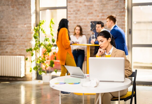 Les chefs de projet et les employés réfléchissent à des idées