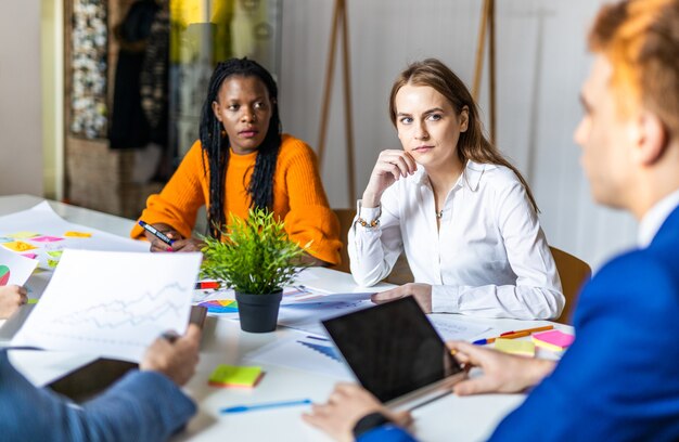 Les chefs de projet et les employés réfléchissent à des idées