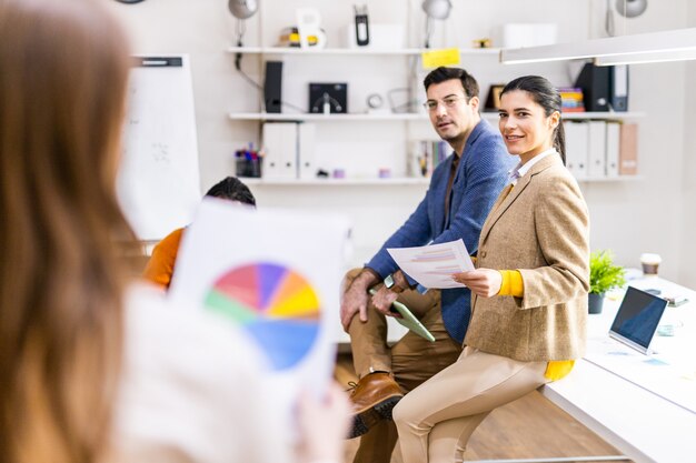 Les chefs de projet et les employés réfléchissent à des idées