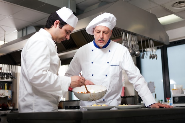 Chefs travaillant dans une cuisine