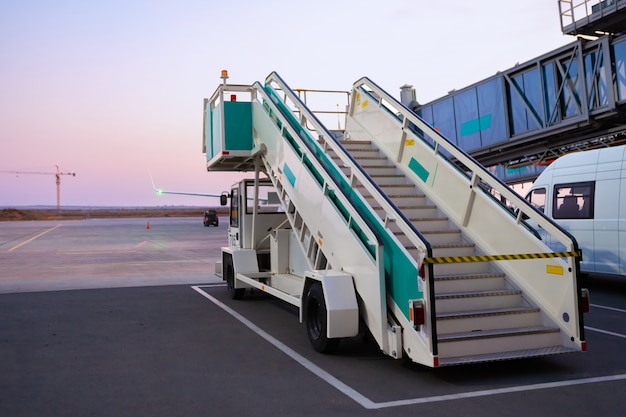 Échelle d'avion pour le débarquement et l'embarquement des passagers à bord de l'avion