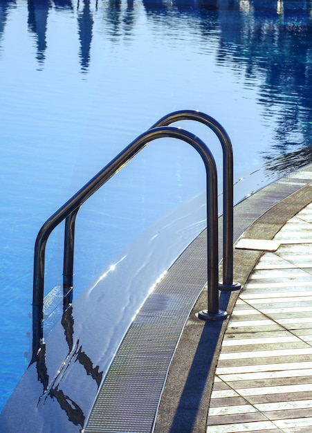 Échelle des barres d&#39;appui dans la piscine bleue