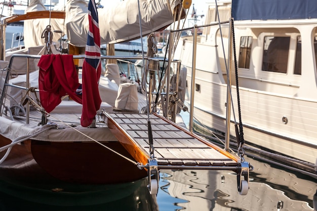 Échelle en bois sur yacht marin séjournant au port