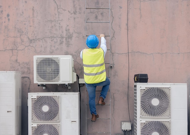 Échelle de construction et bâtiment avec un homme ingénieur grimpant sur un mur sur un chantier de construction Toit de sécurité et ingénierie avec un ouvrier du bâtiment ou un entrepreneur au travail sur un projet de développement