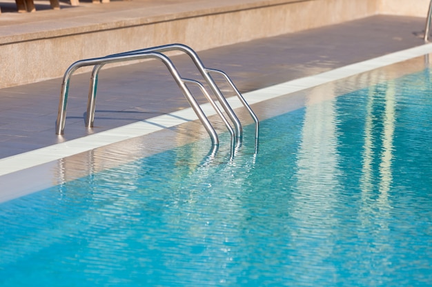 Échelle d'une piscine. Tir horizontal