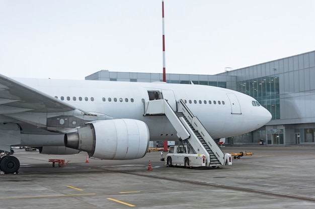 Échelle près de l'avion de passagers, en attente de l'embarquement des passagers au terminal aeroopt.