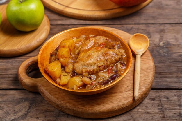 Chelnt dans une assiette sur une planche de bois sur la table à côté d'une cuillère en bois