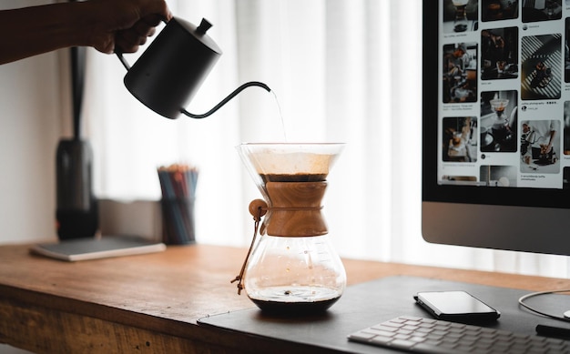 Chemex pour infuser du caféCafé chemex verser sur une cafetière et une bouilloire goutte à goutte