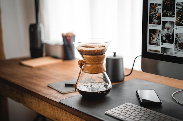 Chemex pour infuser du caféCafé chemex verser sur une cafetière et une bouilloire goutte à goutte