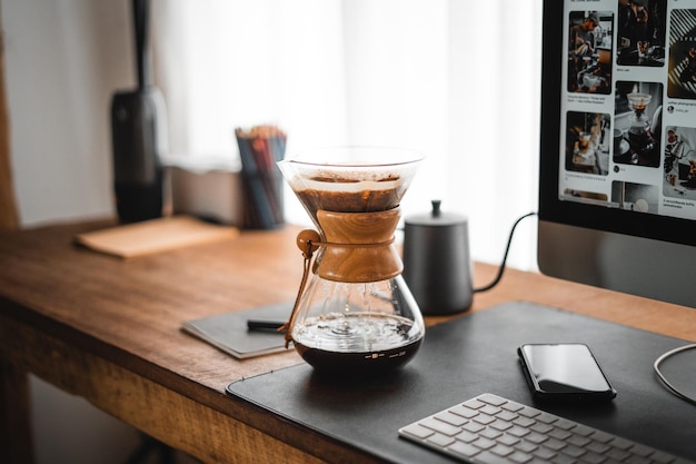 Chemex pour infuser du caféCafé chemex verser sur une cafetière et une bouilloire goutte à goutte