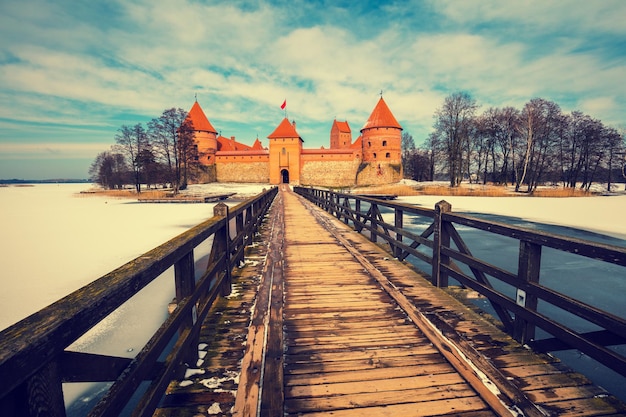 Chemin d'accès à l'ancien château de Trakai en hiver, Lituanie.
