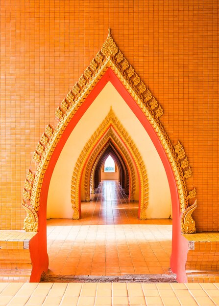 Le chemin de l'arc dans la pagode à wat tham sua templekanchanaburithailand