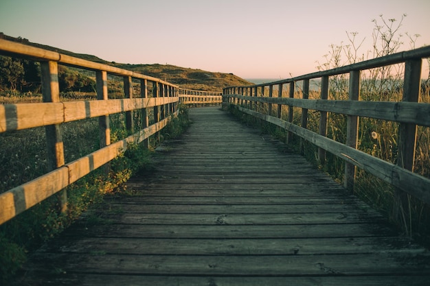 chemin de bois jusqu'à la plage