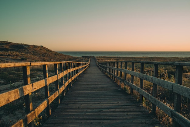 chemin de bois jusqu'à la plage