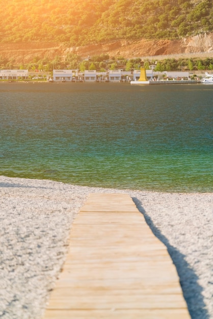 Un chemin en bois mène à la mer