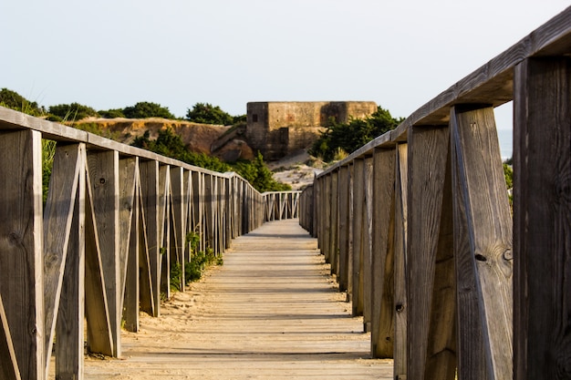 Chemin en bois à la plage