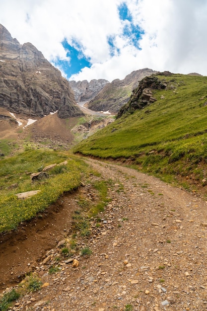 Chemin dans le coin du vert près de Salto de Tendenera dans les Pyrénées de la vallée de Ripera