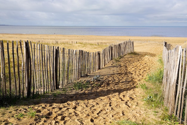 Photo chemin dans la plage de sable pour accéder à la mer de chatelaillon plage près de la rochelle en france