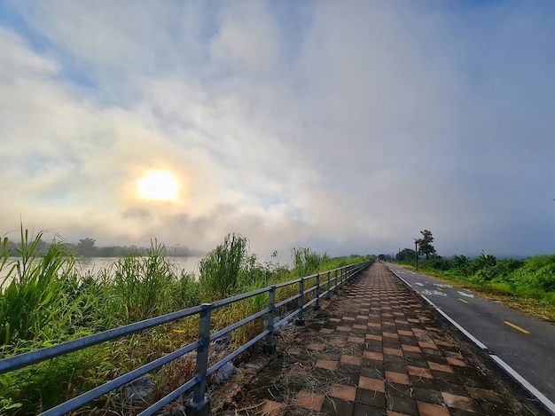 Sur le chemin d'exercice le matin, il y a de la brume