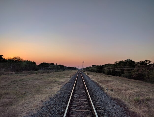 Chemin de fer au coucher du soleil