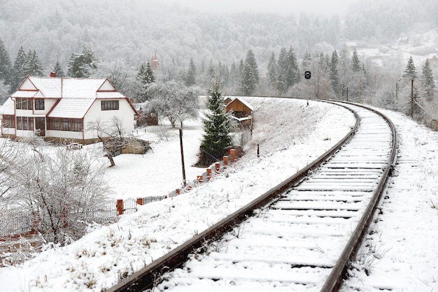 Chemin de fer dans la neige. Paysage d'hiver avec des voies ferrées vides