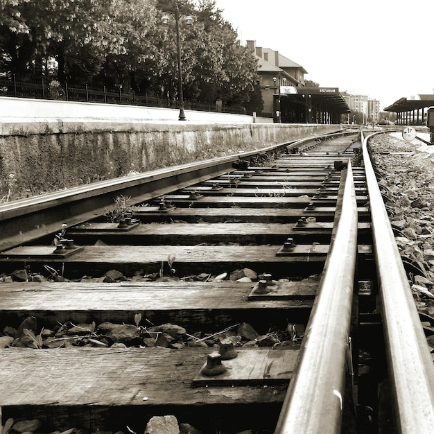 Chemin de fer à la gare