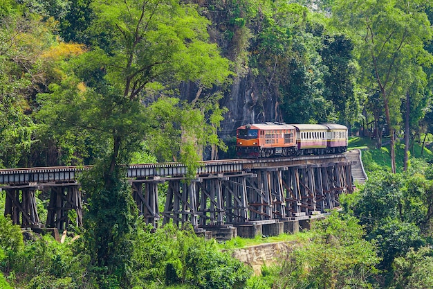Chemin de fer de la mort Chemin de fer thaïlandais Chemin de fer historique de la seconde guerre mondiale connu sous le nom de chemin de fer de la mort avec