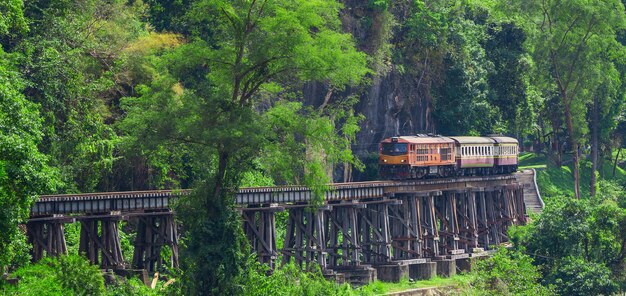 Chemin de fer de la mort avec train Lieu célèbre à Kanchanaburi Thaïlande