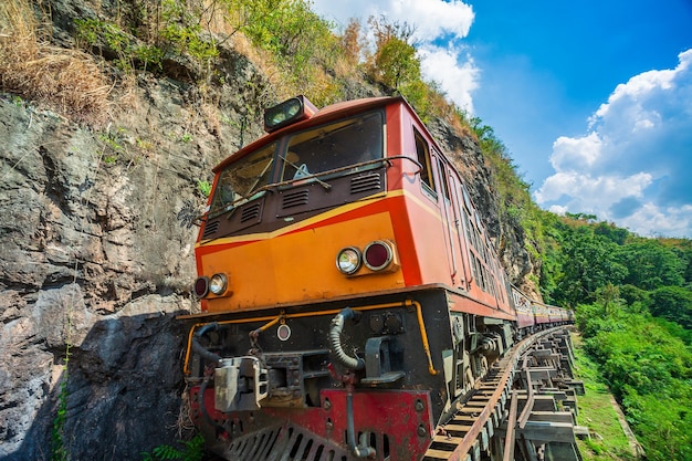 Chemin de fer de la mort avec train Lieu célèbre à Kanchanaburi Thaïlande