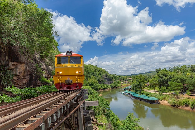 Chemin de fer de la mort avec train Lieu célèbre à Kanchanaburi Thaïlande