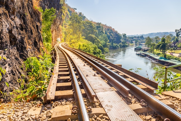 Le chemin de fer de la mort traversant la rivière Kwai à Kanchanaburi