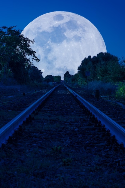 Chemin de fer de pays à la lune